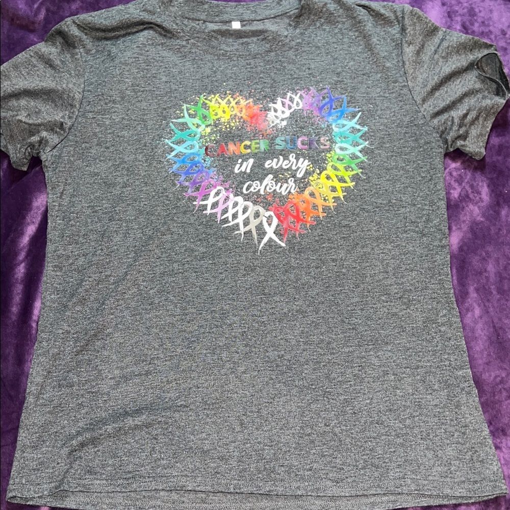 Cancer Sucks in Every Colour Gray Heart Graphic T-Shirt (Women’s L)